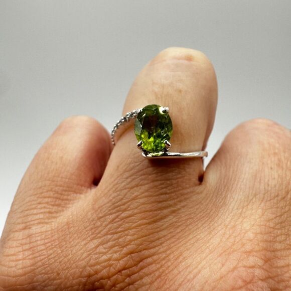 NWOT 7x9mm oval cut Peridot w/ accent cz diamonds all in sterling silver, ring! - Picture 3 of 11